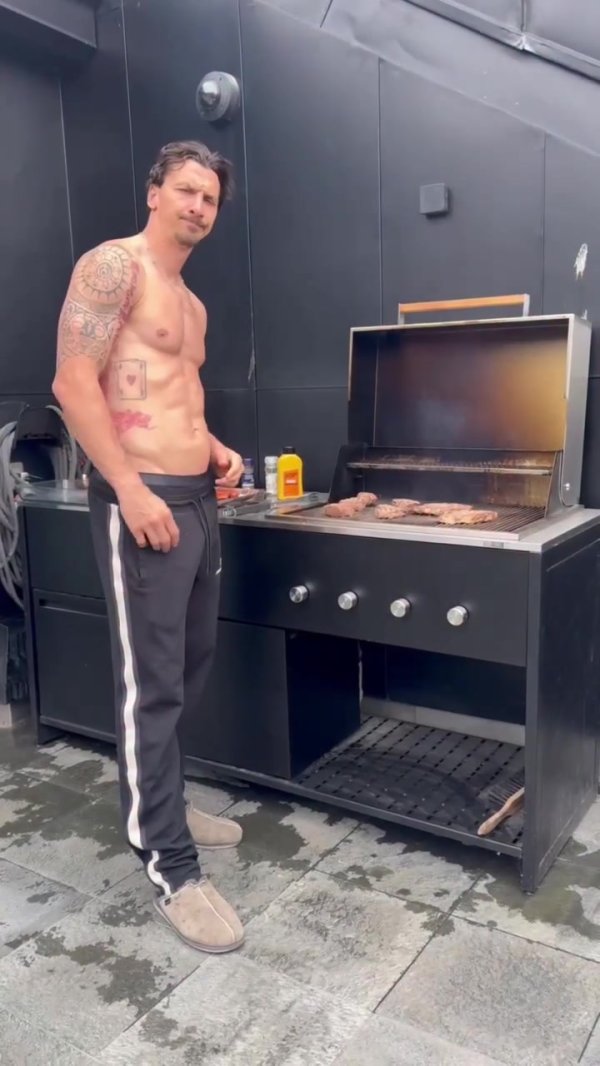 肌肉线条已经清醒！44岁伊布晒赤裸上身烤肉视频