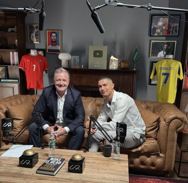 最玄机最坦诚！摩根再次预热C罗专访：史上最伟大球员敞欢腾扉