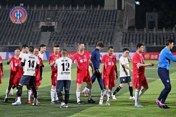 足协杯夺冠威望重回大田湾 重庆球迷集体回忆经典眨眼间