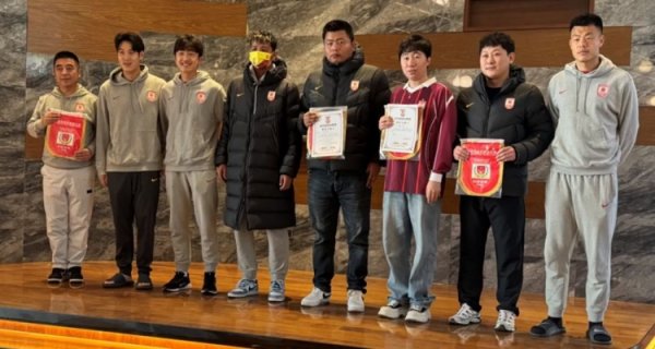 亚泰为赛季客场全勤球迷颁发回首文凭，谭龙、玄智健等球员授奖