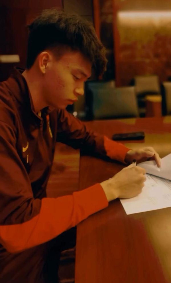 本年国内最强的两个边锋：一个快去欧洲了！一个还在连沪之间耽搁