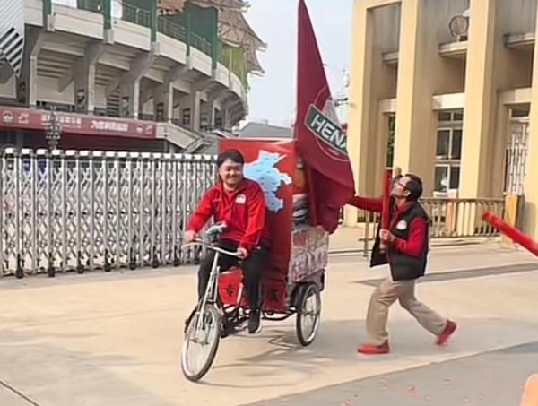 支持河南队，一河南球迷从航体骑三轮车赶赴足协杯决赛地苏州